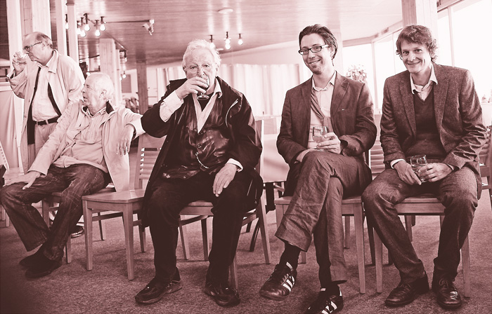 De gauche à droite : Peter Burri, Jürg Laederach, Peter Bichsel, Raphael Urweider et Christoph Simon lors de la soirée de bienvenue au Torrent 2012.